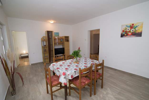 Apartmaji Lakic 1, Prostoren trisobni apartma ob plaži v Artatoreju