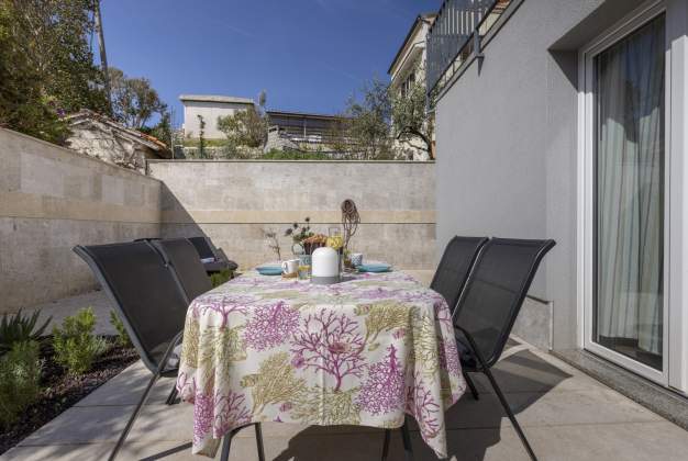 Apartment Apsyrtides beautiful renovated close to Sveti Martin beach for 2-4 people, Mali Lošinj.