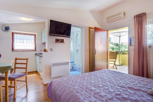 Arty 1 apartma, 150m od morja, očarljiva terasa u Artatorama, Mali Lošinj