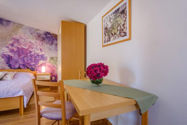 Arty 1 apartma, 150m od morja, očarljiva terasa u Artatorama, Mali Lošinj