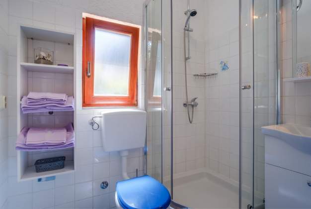 Arty 1 apartma, 150m od morja, očarljiva terasa u Artatorama, Mali Lošinj