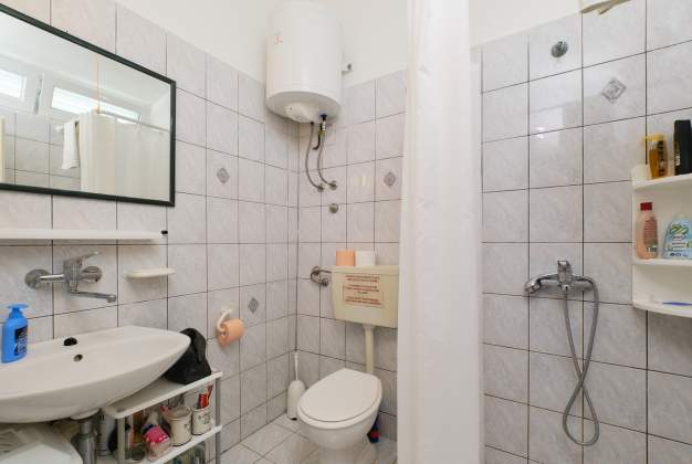 Apartment Vitorio 4 - Unterkunft für 2 Personen in der Bucht Valdarke, Mali Lošinj, Kroatien.