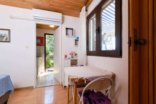 Studio Mirta, umgeben von Grün in Poljana, Mali Lošinj